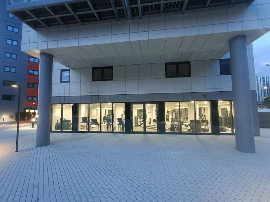 Snuggle Inn - Riverside Apartments - Views Over Looking London River Thames, Close To O2 Arena, London Excel, London City Airport, Thames Clipper- River Boat Service, Woolwich Ferry, Onsite Parking, Twin Room Option Available Eksteriør bilde