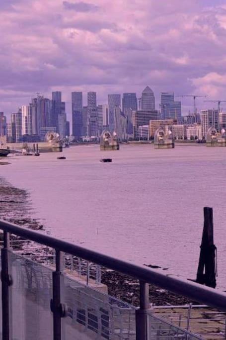 Snuggle Inn - Riverside Apartments - Views Over Looking London River Thames, Close To O2 Arena, London Excel, London City Airport, Thames Clipper- River Boat Service, Woolwich Ferry, Onsite Parking, Twin Room Option Available Eksteriør bilde
