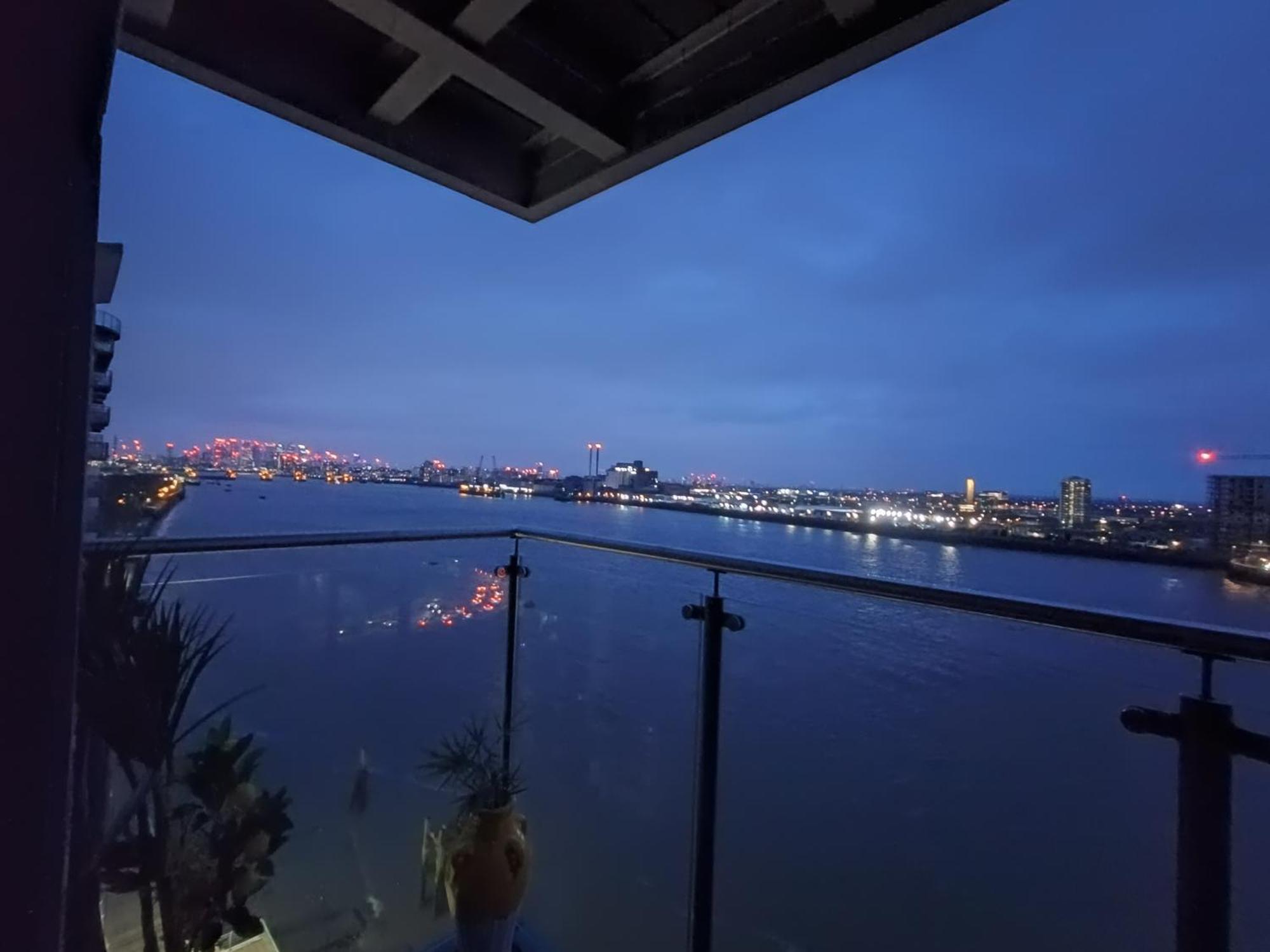 Snuggle Inn - Riverside Apartments - Views Over Looking London River Thames, Close To O2 Arena, London Excel, London City Airport, Thames Clipper- River Boat Service, Woolwich Ferry, Onsite Parking, Twin Room Option Available Eksteriør bilde