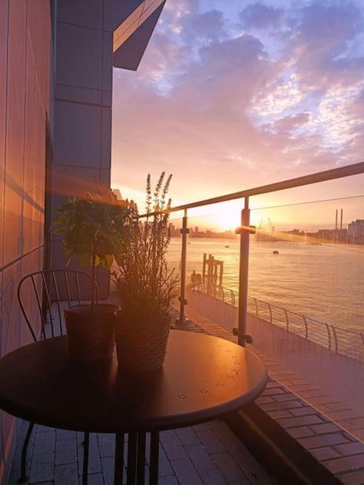 Snuggle Inn - Riverside Apartments - Views Over Looking London River Thames, Close To O2 Arena, London Excel, London City Airport, Thames Clipper- River Boat Service, Woolwich Ferry, Onsite Parking, Twin Room Option Available Eksteriør bilde